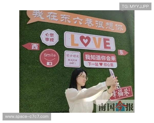 成都凤凰山球场灯光秀成网红打卡地，提升中超观赛体验