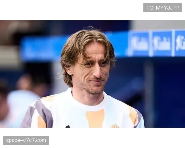 特写：终场哨响，37岁的莫德里奇在伯纳乌向看台久久致意